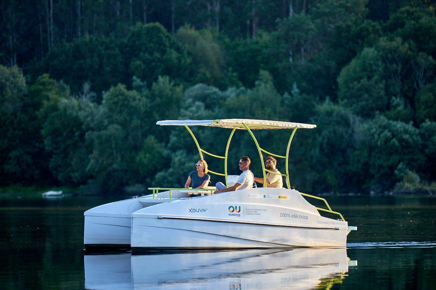 Ecobarco Xouva 4.90 navegando por el río Miño, turismo náutico sostenible y monitorización energética.